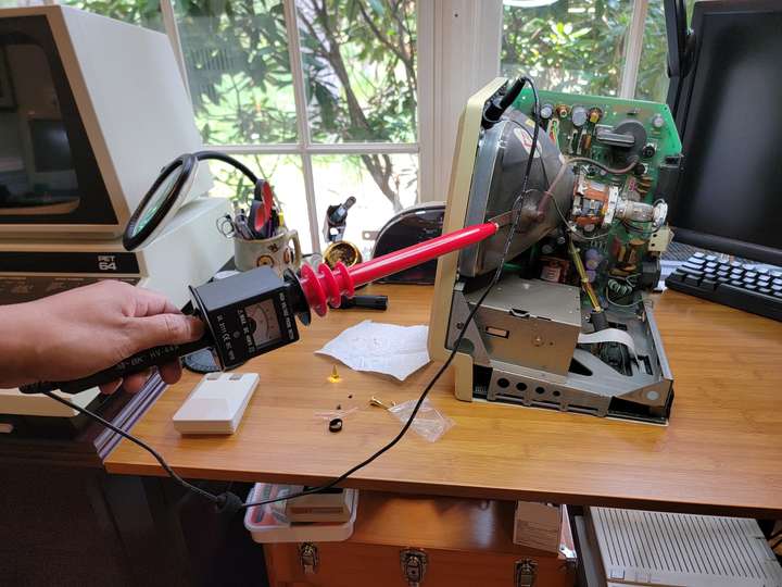 Danger! High voltage! Discharging the CRT